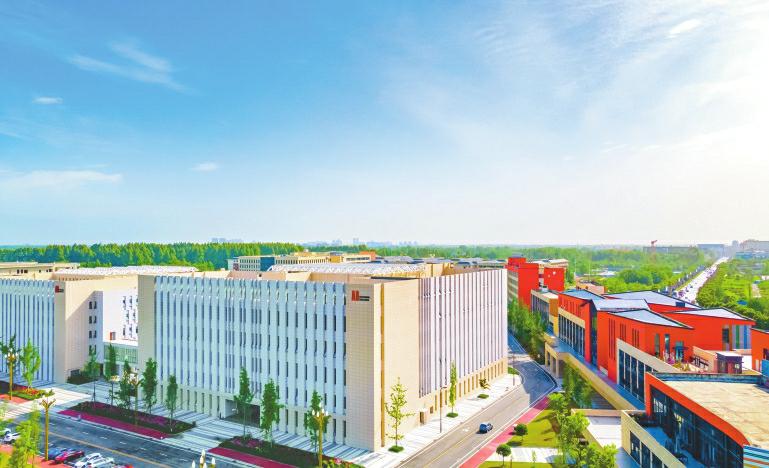 成都影视城。 何曼青 摄