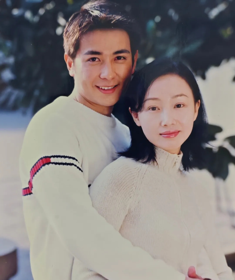 黄慧颐开撕保剑锋！晒结婚照怒斥对方婚前出轨，男方回应避重就轻