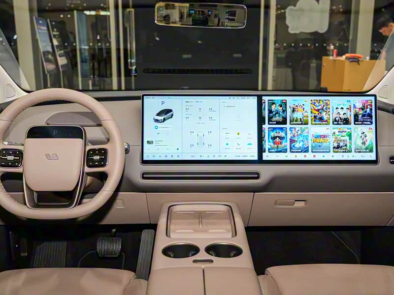 理想纯电商务车的内部空间布局有哪些特点,适合商务接待吗