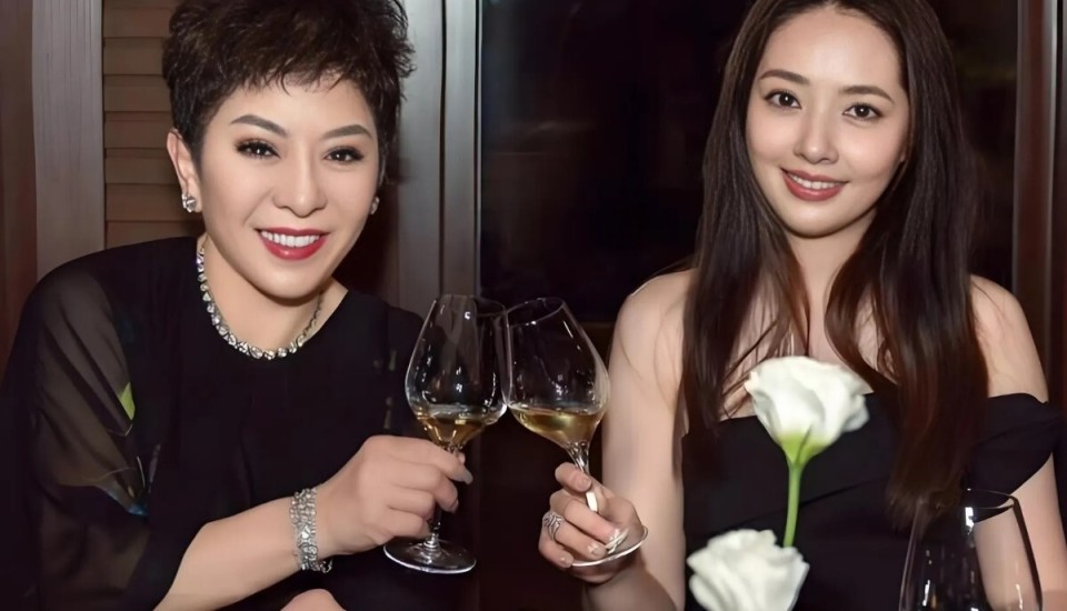 霍启刚晒家底，35套房产7套自住，郭晶晶的名字，写在每一本证上