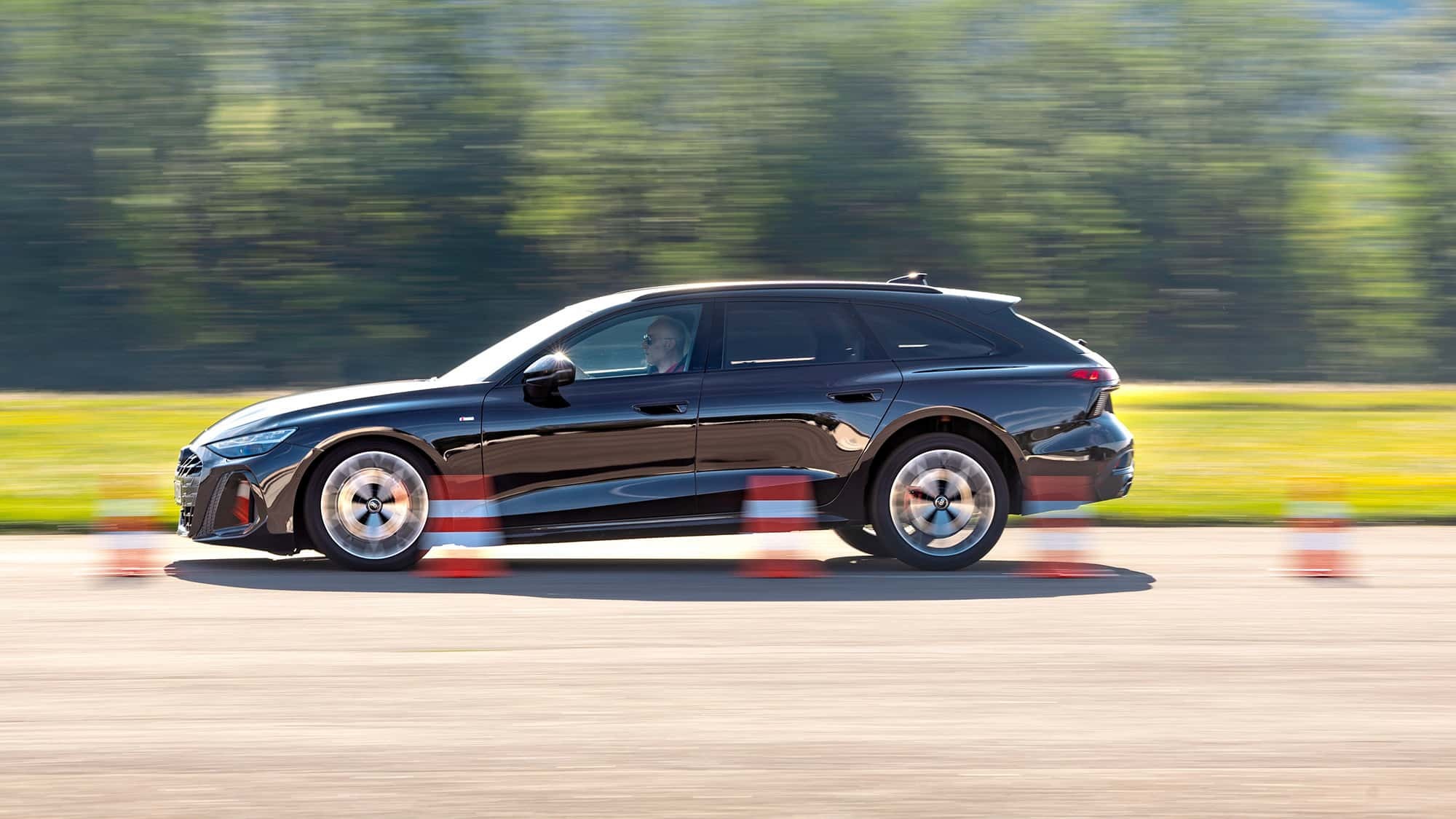 三款新车核心试驾评测:混动油耗、V6动力与个性化配置