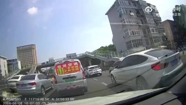 女司机变道剐蹭后拍打对方机盖称有理