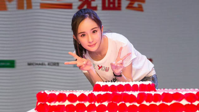 杨幂2016年粉丝见面会回顾，白浅造型亮相引欢呼