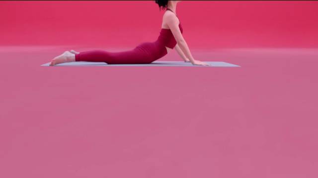 蓝盈莹红装驾红紫内饰座驾迎本命年