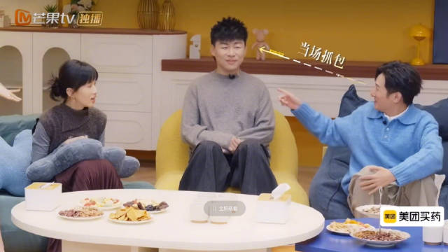 李施嬅弹唱车崇健落泪，胡彦斌微笑回应分手传闻