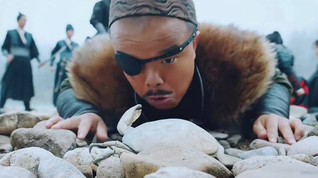 男人随手捡的大闸蟹竟是恐怖的抱脸虫，能将人变成行尸走肉