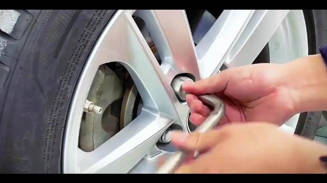 为什么在4S店换一个轮胎通常需要30分钟，而F1赛车却只需要2.5秒？