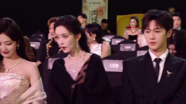 美女躲镜头都这么美，孟子义白鹿聊天，简直太优雅了丨星光大赏