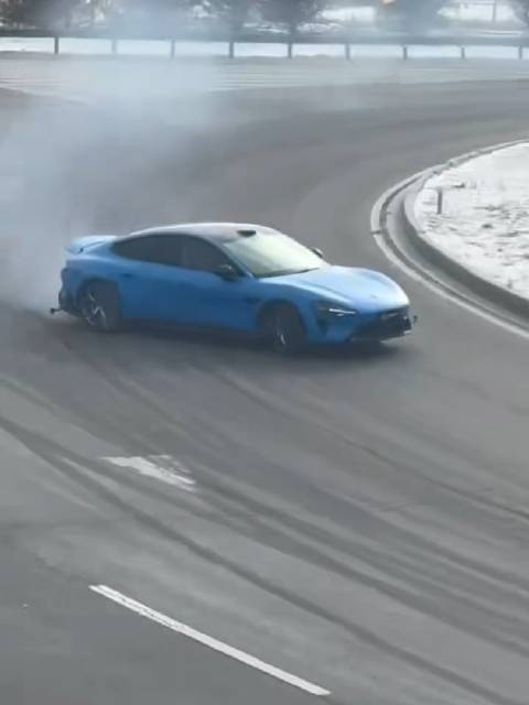 小米SU7 Max实拍视频曝光，21英寸梅花轮毂亮相赛道