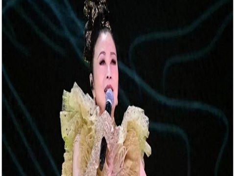 77岁还能压轴上央视春晚，无儿无女拼命赚钱，却有人给她磕头拜年