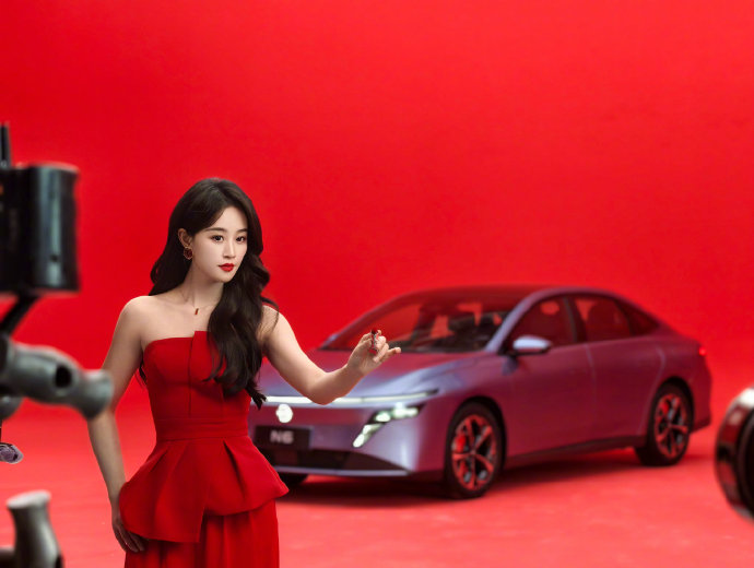 蓝盈莹携手东风日产N6推马年开年限定内饰