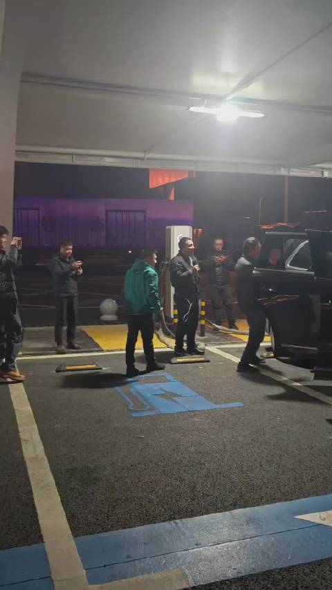 问界后排幕布选装这一刻值了