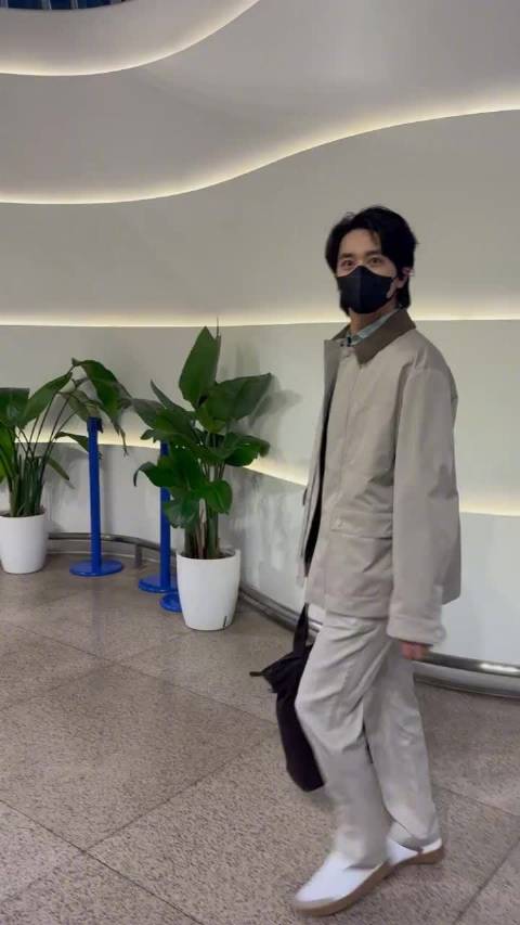 许魏洲深夜全妆启程米兰时装周