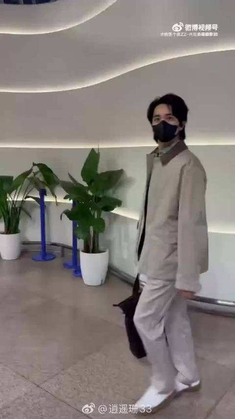 许魏洲时装周出发被夸害羞回应