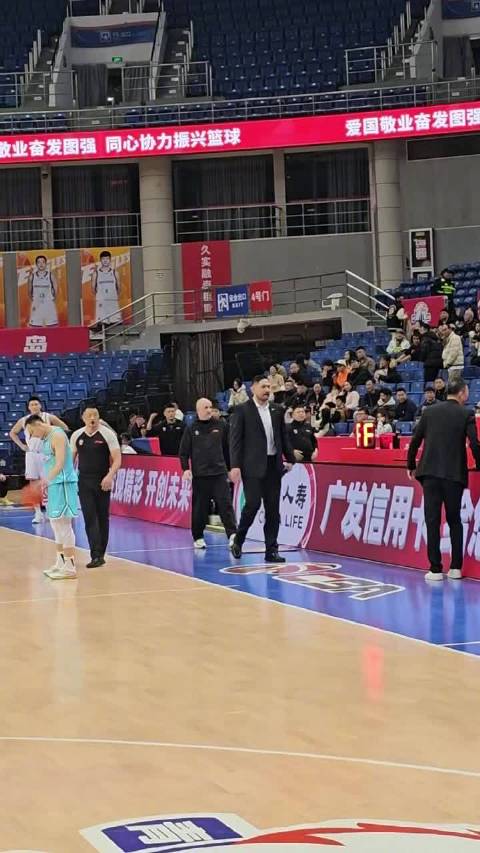 轻松捉“虎”！青岛男篮主场轻取吉林男篮，米奇砍大号两双助球队三连胜