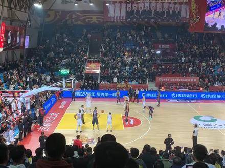 阿联拼至终场助广东队险胜，吉林主场球迷高呼加油