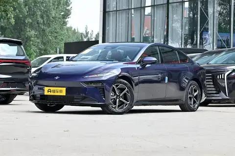 东风奕派eπ007：配1.5L自吸发动机+后置单电机