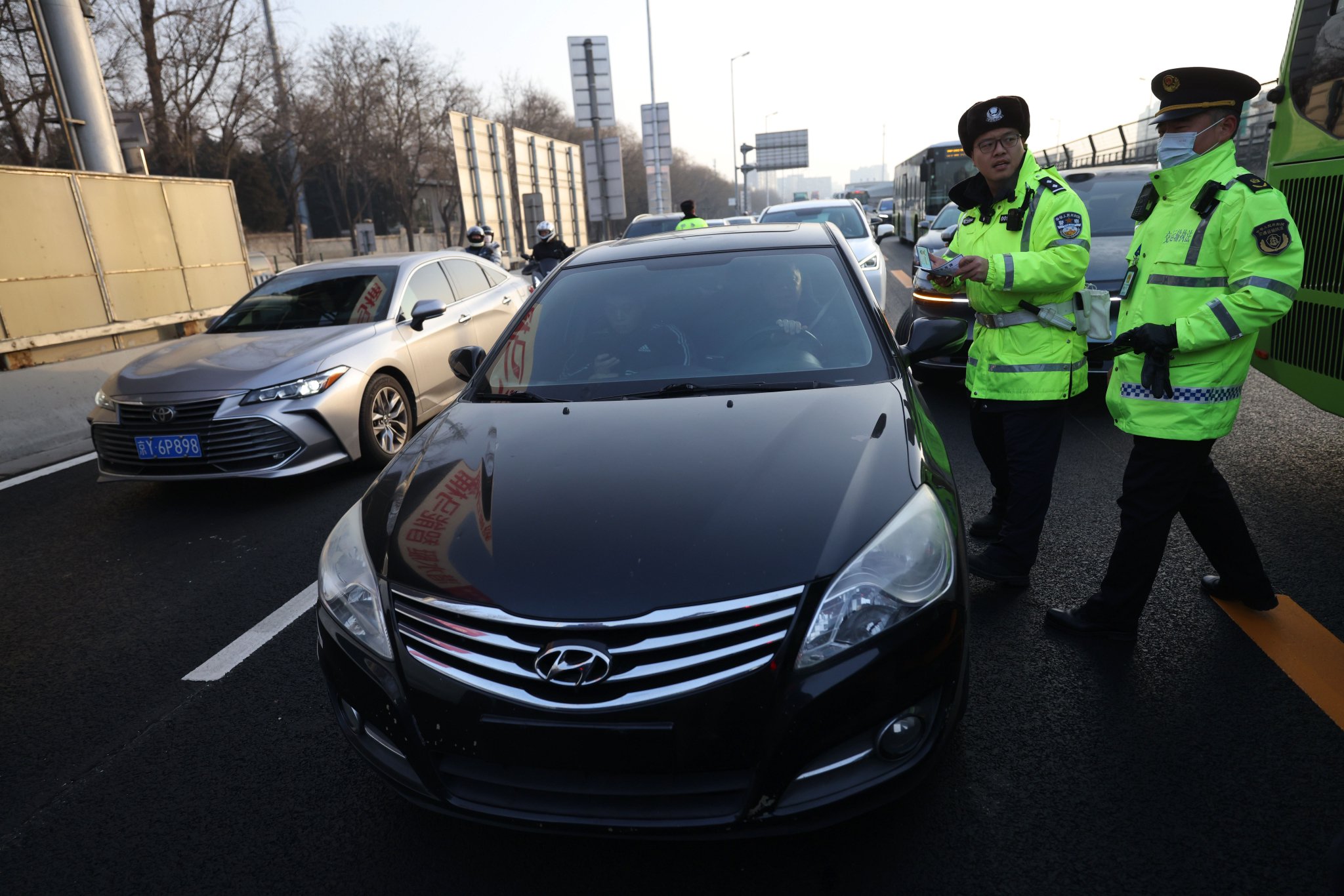 一輛懸掛臨牌的「黑車」被交警和交通執法人員攔停，接受聯合執法調查。新京報記者 王貴彬 攝