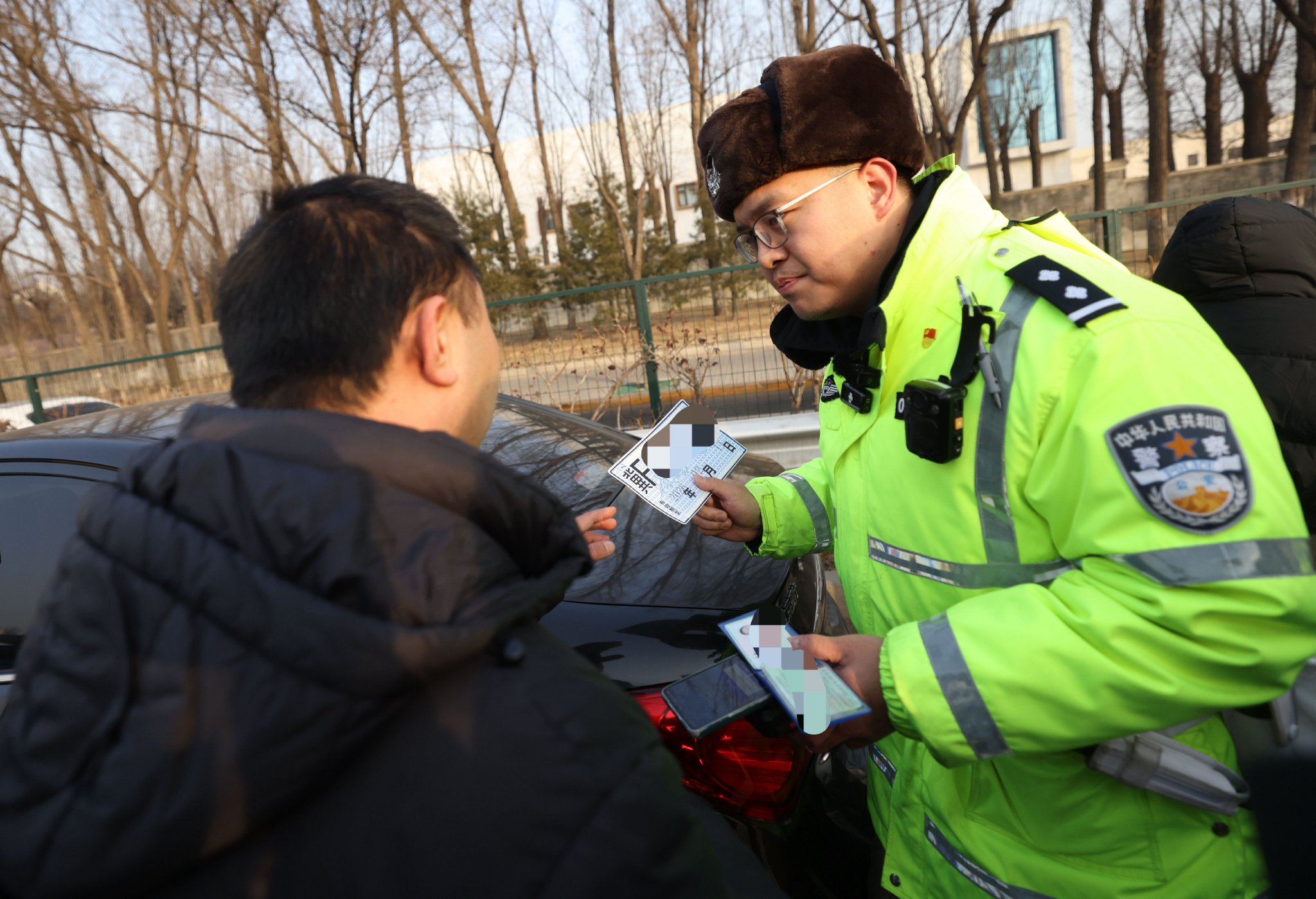 交警對司機的交通違法行為進行處罰。新京報記者 王貴彬 攝