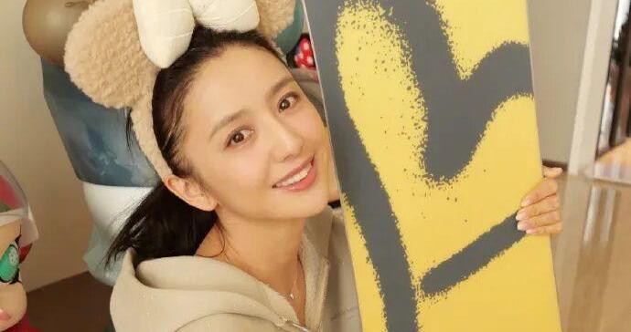 女演员佟丽娅连续三年收到苏翊鸣赠送的滑板，承诺“今年一定站上雪道”，两人因《智取威虎山》结缘