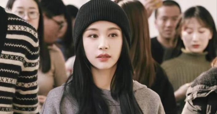 王子文真懂小个子穿搭，穿卫衣连衣裙配针织帽，减龄时髦又显高