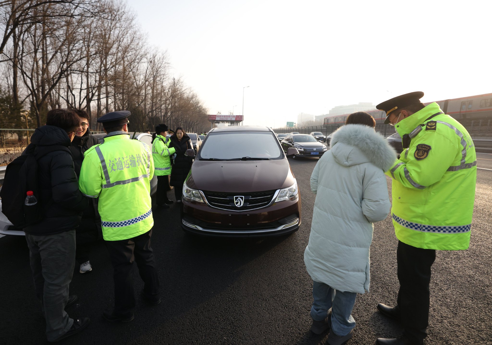 交通執法人員進行調查取證。新京報記者 王貴彬 攝