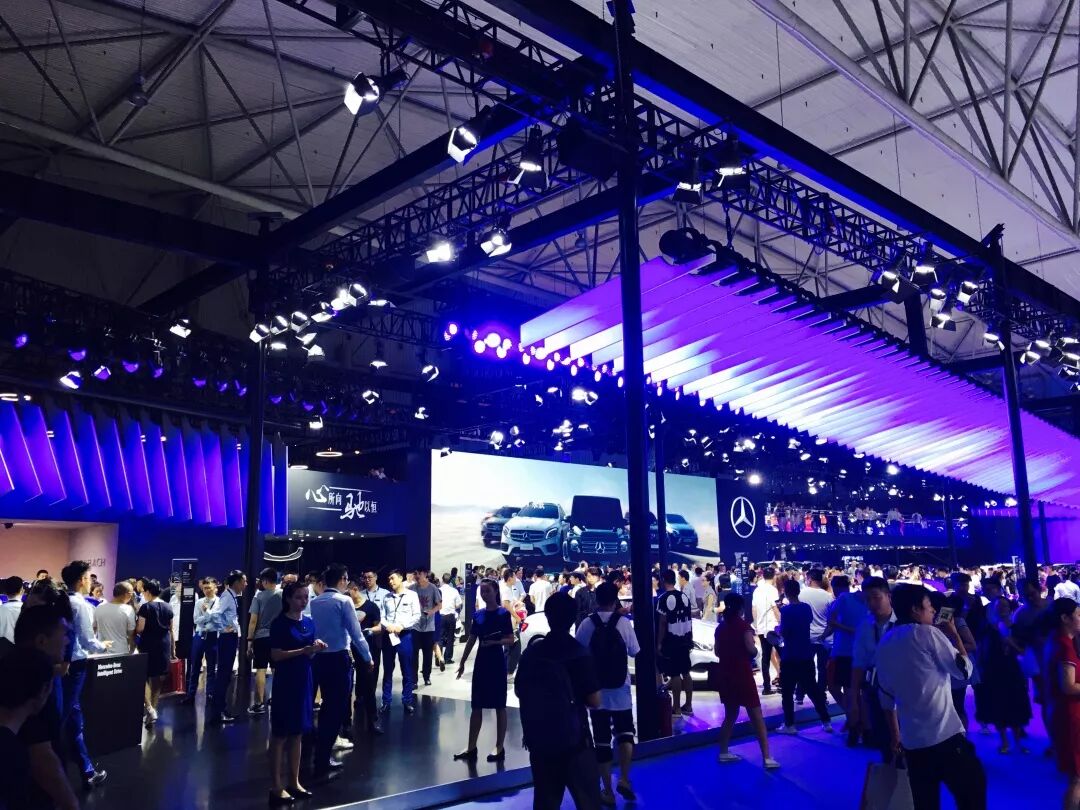 想赶上轿车热?先看看主流豪华品牌中大型轿车内饰做工用料大比拼|成都车展