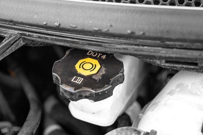 原创汽车发出这3个信号，说明该换刹车油和刹车片了！