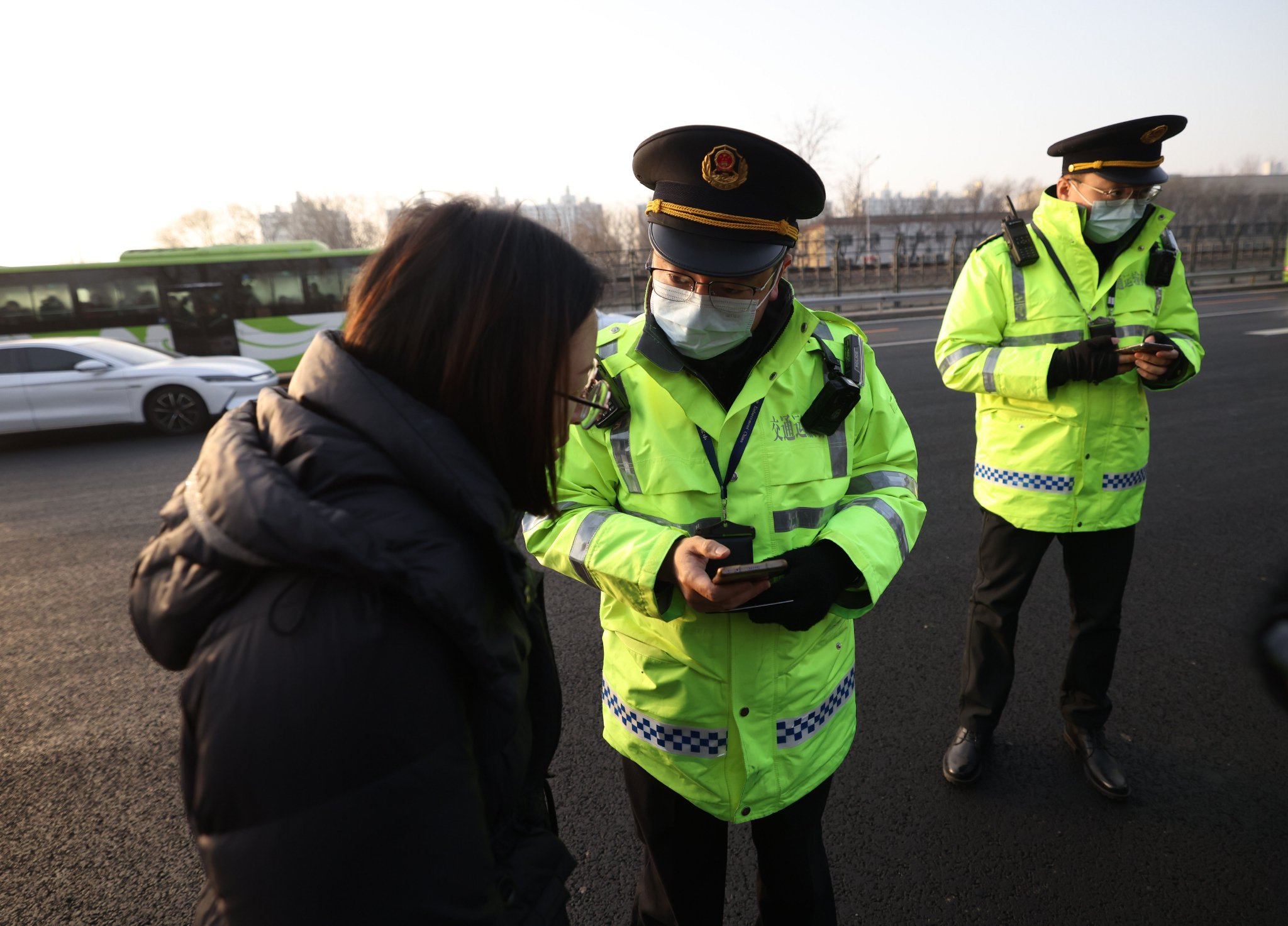 交通執法人員向乘客詢問情況。新京報記者 王貴彬 攝