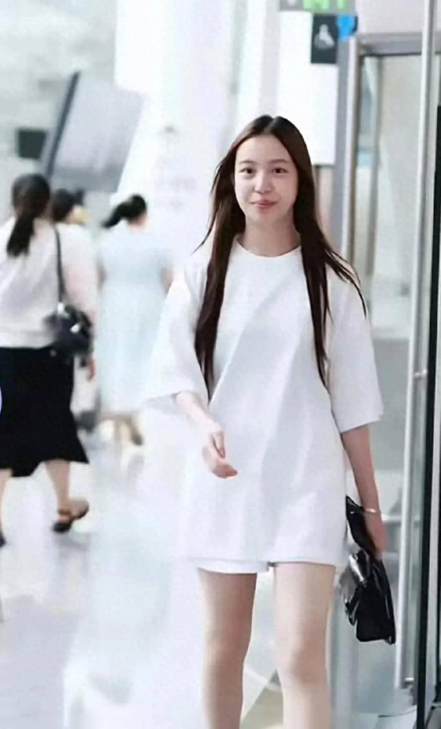 小沈阳女儿现身机场！18岁沈佳润个子高挑有礼貌，妈妈主动当陪衬 - 微视 - 南方娱乐网