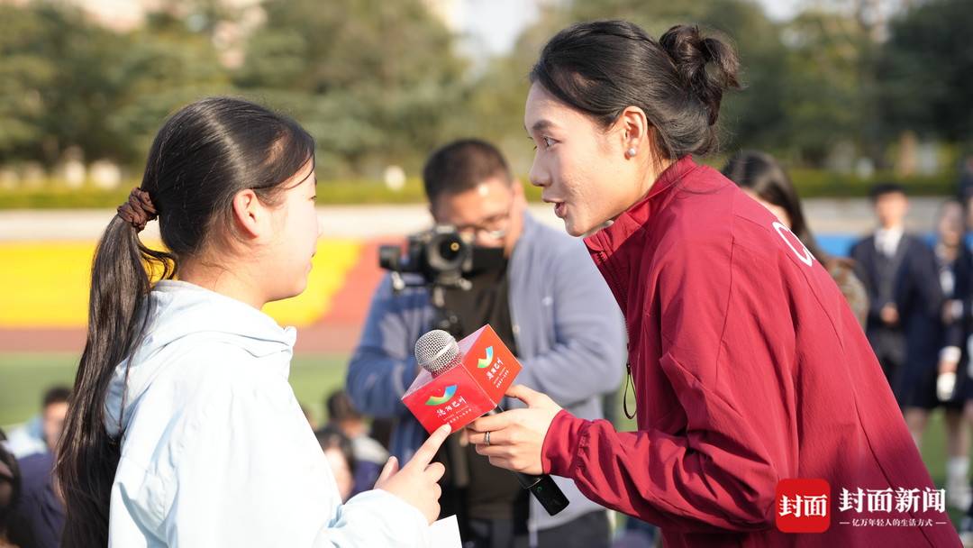 “希望他们有目标、勇敢做自己！” 吴艳妮、刘英兰现身德阳与学生互动送寄语