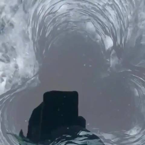 一名男子在拍摄北极冰洞深度时，意外拍到海豹突然探出脑袋透气