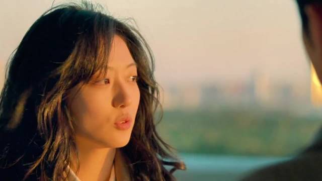 电影《这么多年》上映，讲述小镇女孩挣脱命运枷锁