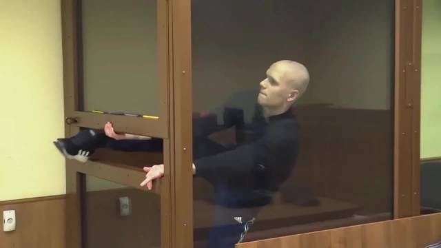 俄罗斯小伙当庭越狱，给法警都搞懵了……结局非常舒适