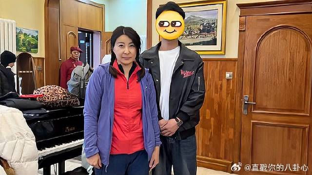 霍启刚夫妇滑雪被偶遇，郭晶晶扎麻花辫好朴素，素面朝天状态真实