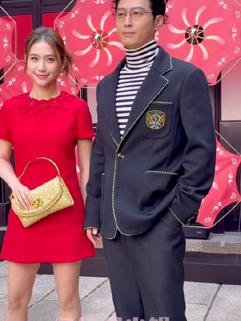 窦骁何超莲婚变传闻后首合体，活动现场先疏离后牵手