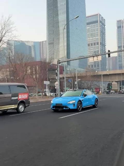 新款小米 SU7卡布里蓝，是不是国产纯电轿车 颜值天花板？