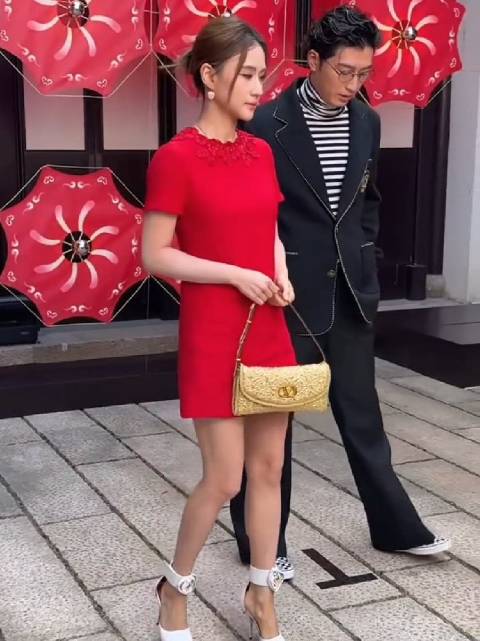 窦骁何超莲合体亮相，俩个人好甜牵手互动，稳稳的幸福