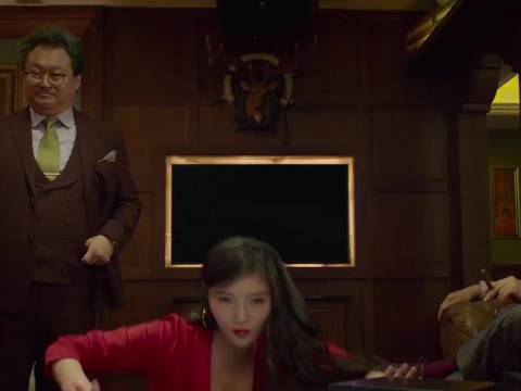 常远邓家佳新片《人生开门红》五一上映，邓家佳白金发造型吸睛