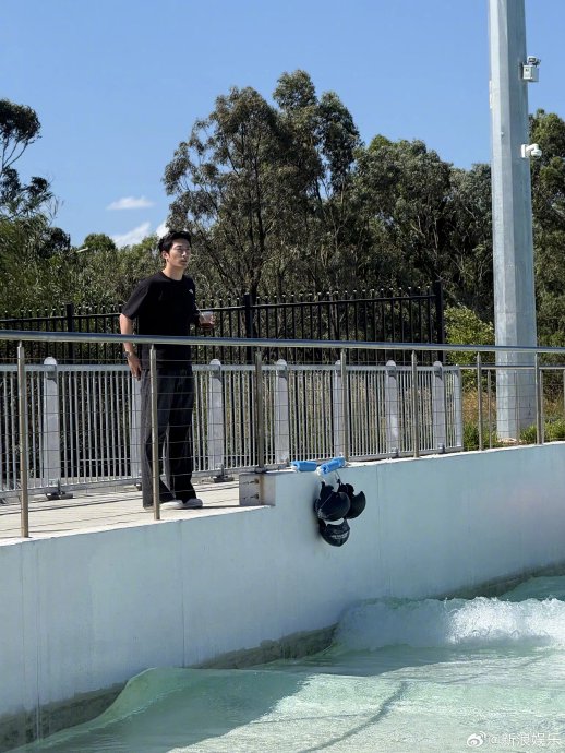 窦骁何超莲现身华伦天奴活动互动引关注