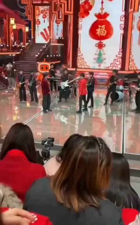 蔡国庆辽宁春晚后台生图曝光，冻龄状态引热议