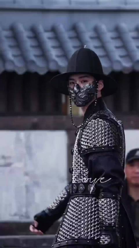 何与《窈窈有期》妆造路透，黑色面具好酷啊