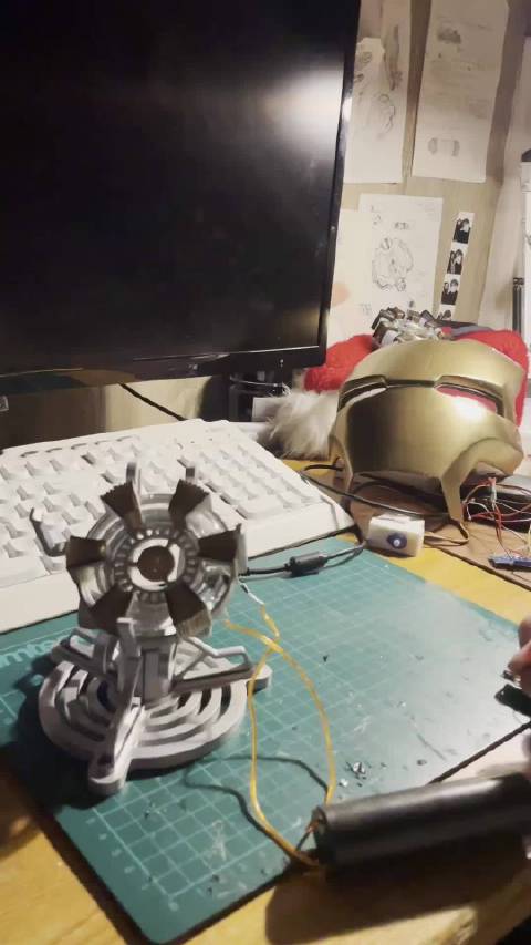 萌妹手搓钢铁侠方舟反应堆，有点帅啊