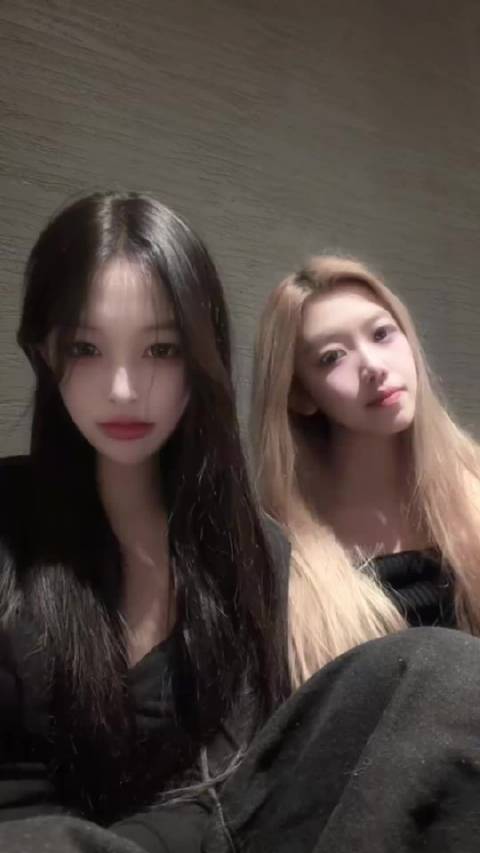 顾语涵与好友合拍手势舞引关注