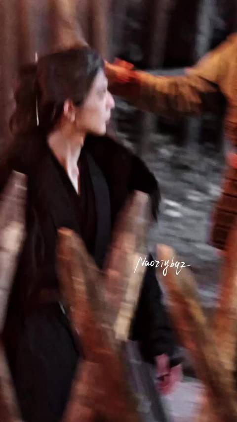 张凌赫新造型曝光,V领大氅尽显贵气