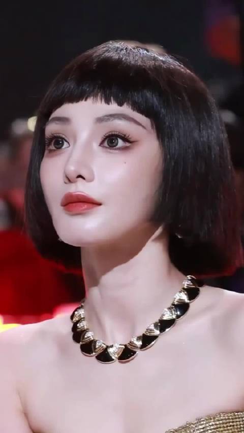 彭小苒，90后，中国传媒大学播音系毕业，既是主持人又是演员