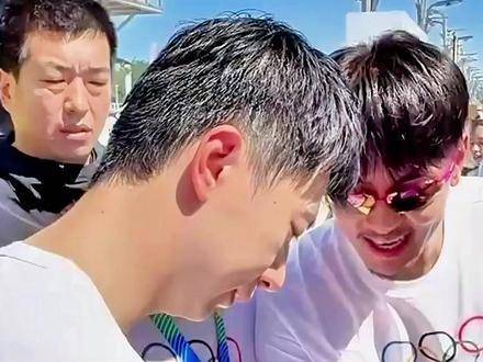 马龙为球迷签名张雨霏亮相奥林匹克日活动