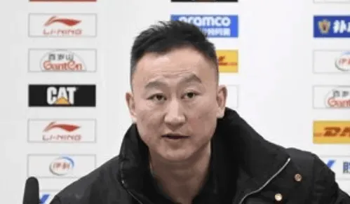 [2026年01月16日]青岛主帅刘维伟坦言阵容轮换遇挑战，强调将解决场上问题