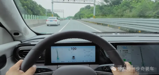 发现一个奇怪现象:跑了一趟500公里的高速后,才知道电车和油车的3个区别,体验差距明显,真后悔啊!