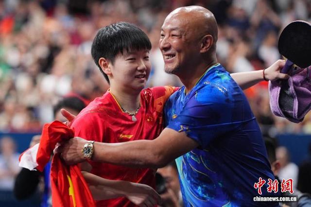 当地时间2024年7月30日，在巴黎奥运会乒乓球混合双打决赛夺冠后，孙颖莎(左)和教练员肖战相拥。中新社记者 赵文宇 摄